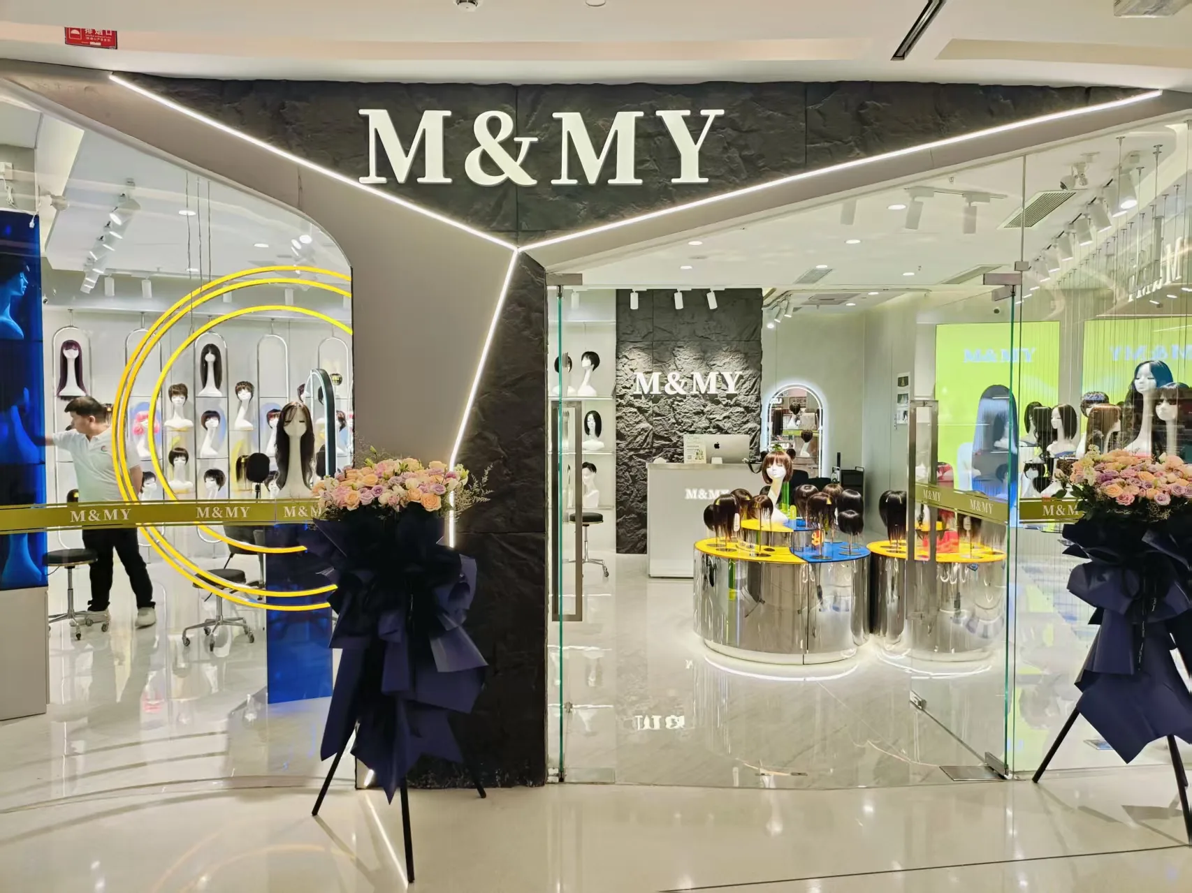 M&MY Shenzhen Guomao store opened storefront with flower stands and wig display area