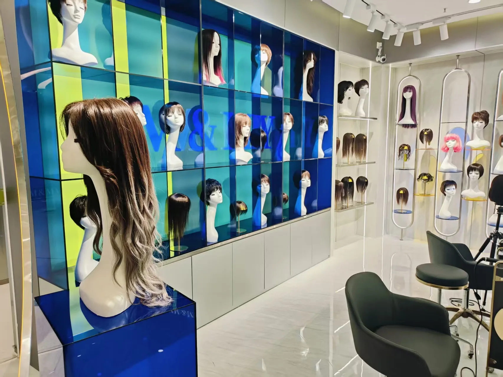 M&MY Shenzhen Guomao store interior wig display and try-on seating area