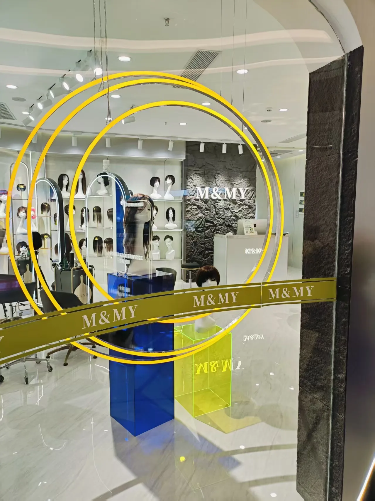 M&MY Shenzhen Guomao store opened window display with wigs and reception area